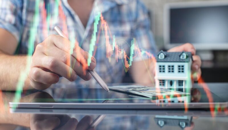 Immobilier versus bourse : explorer les différences clés dans l'investissement